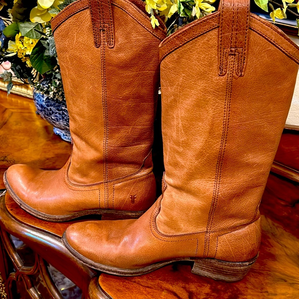 Ladies Frye Boots. Pull on size 8